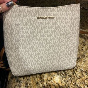 Micheal Kors purse. Never worn. Great condition
